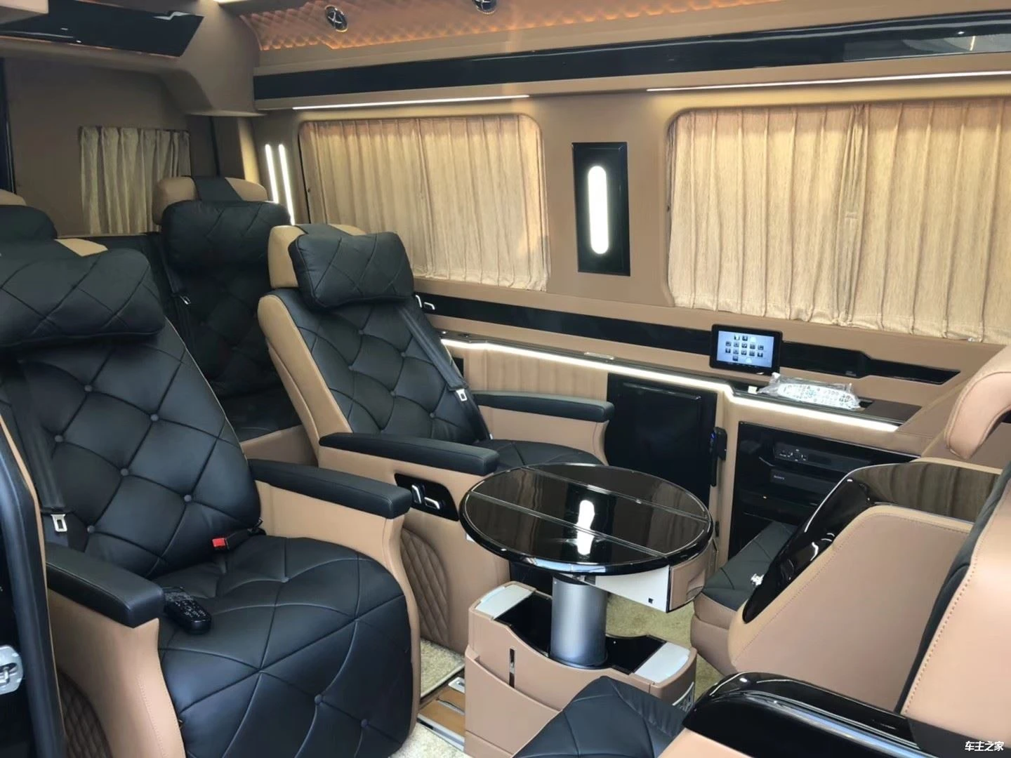 Le boîtier de modification intérieure Mercedes-Benz Sprinter est fraîchement ...