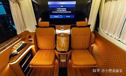 Mercedes-Benz Sprinter Caravane à neuf places avec intérieur royal