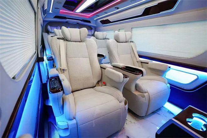 Améliorations de l'intérieur de la Toyota Hiace à neuf places, y compris les ...