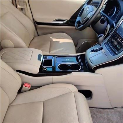 Accoudoir de la console centrale dans la voiture