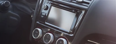 À quoi dois-je faire attention lors du rééquipement de l'autoradio ?