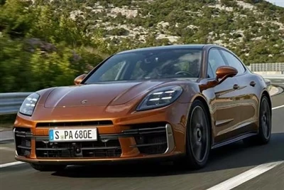 Exposition de la carte officielle de la nouvelle Porsche Panamera
