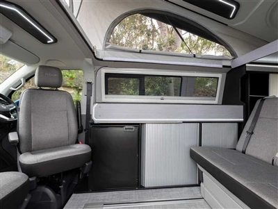 L'escalade en montagne et le camping tout-terrain La voiture modifiée Volkswa...