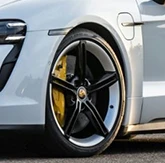 Les dangers de rouler avec des pneus crevés